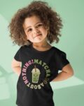 T Shirt coton bio avec slogan 'Matcha do about nothing' et image kawaii Matcha Bubble Tea noir ou blanc pour filles et garçons